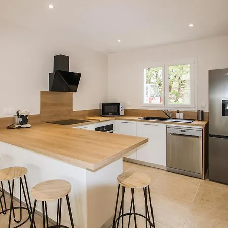 Pet Friendly In With Kitchen Holiday home