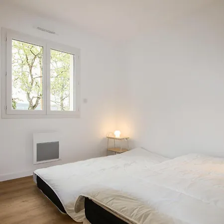 Pet Friendly In With Kitchen