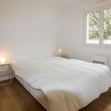 Pet Friendly In With Kitchen